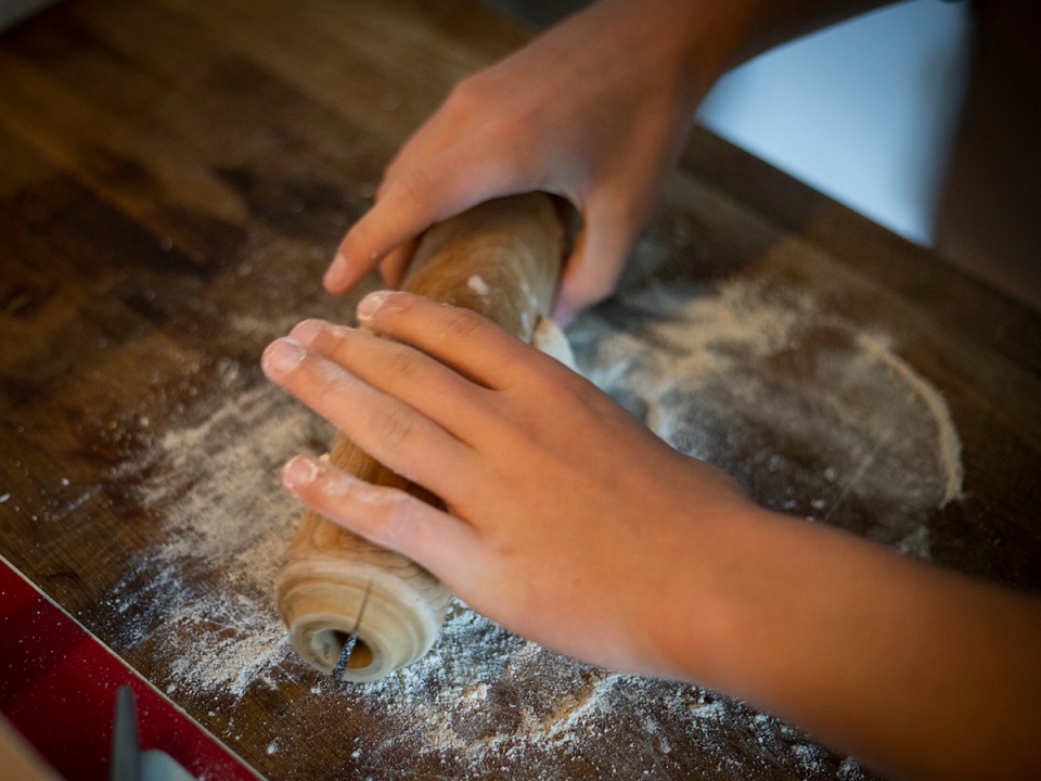 Homemade bread making. Fabrication de pain maison.